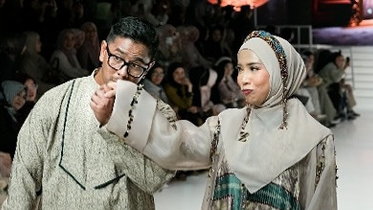 Momen Kocak Fitrop Malah Ngereog di Catwalk Usai Tangan Dicium Suami