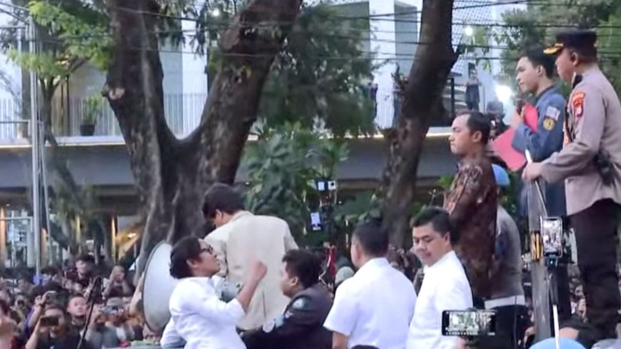 Mensesneg Membelah Lautan Massa Mahasiswa Demo Indonesia Gelap