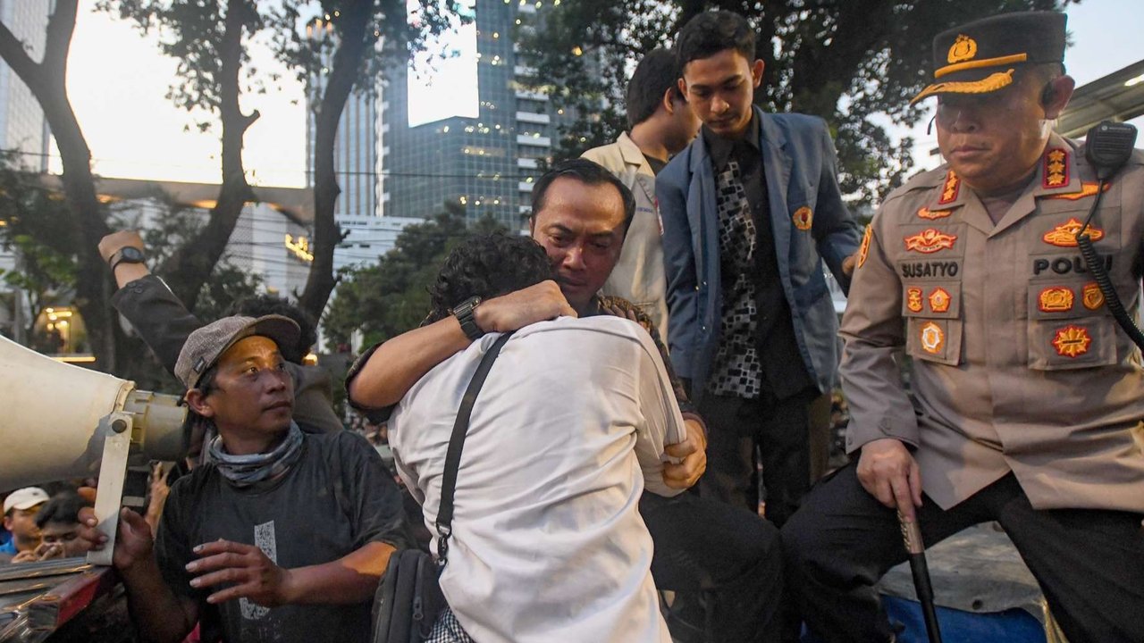 Mensesneg Prasetyo Hadi menemui mahasiswa yang menggelar aksi demo Indonesia Gelap di kawasan Patung Kuda, Jakarta, Kamis (20/2/2025).