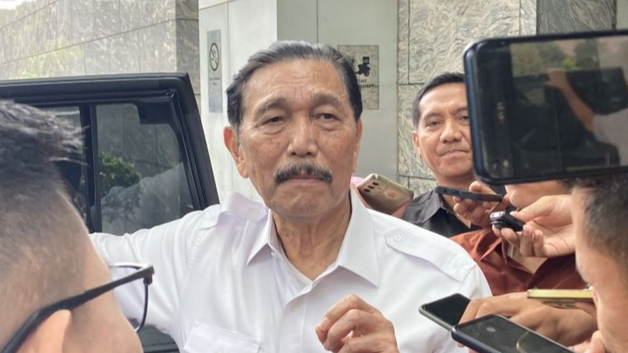 Antrean kendaraan warga mengisi BBM Pertalite sebelum pemberlakuan harga resmi jam 14.30 kenaikan BBM pada salah satu SPBU di kawasan Cinere, Depok, Sabtu (3/9/20222). Hari ini pemerintah sec