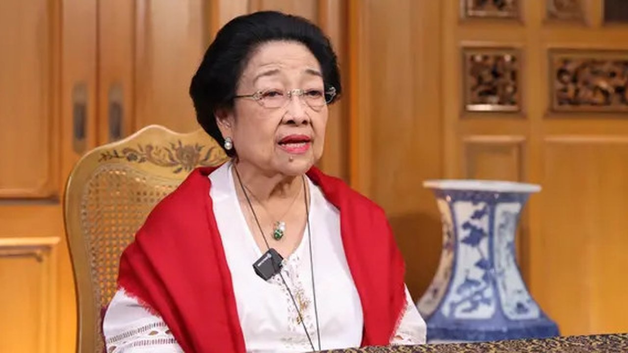 Megawati Semringah Diberi Lukisan di ulang tahun ke 78