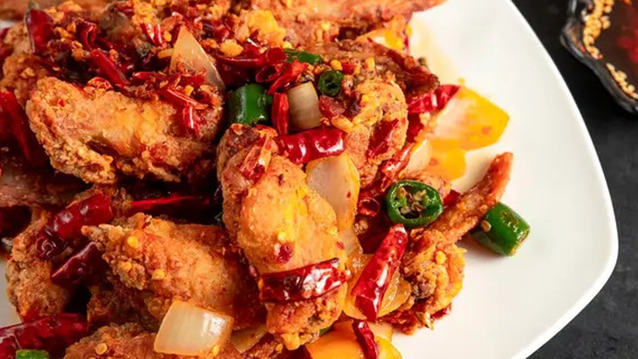 Ilustrasi telur ceplok disajikan dengan nasi hangat.