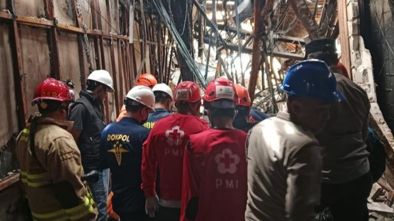 Warga merekam suasana kebakaran yang melanda pertokoan Glodok Plaza, Jakarta, Rabu (15/1/2025). (Liputan6.com/Herman Zakharia)