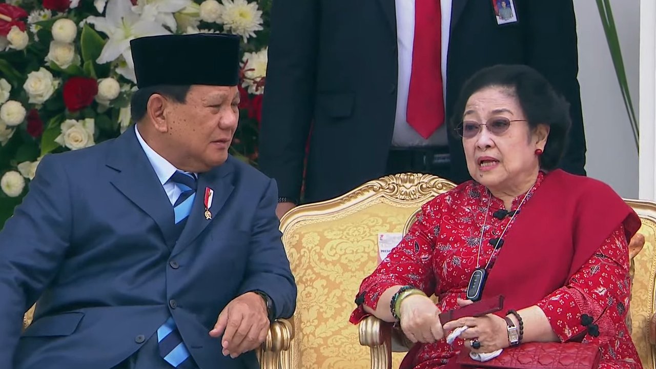 Ketua Umum PDIP, Megawati Soekarnoputri (kiri) bersama Ketua Umum Partai Gerindra, Prabowo Subianto usai melakukan pertemuan dan makan siang bersama di kediaman Megawati di Jalan Teuku Umar, Jakarta, Rabu (24/7/2019). (Liputan6.com/Helmi Fithriansyah)