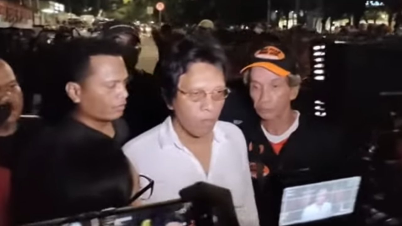 VIDEO: Protes Hasto PDIP Ditahan KPK, Adian Turun Mobil Komando Baca Puisi 
