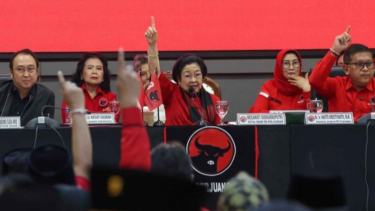Sikap Megawati yang menarik kepala daerah PDIP dari retret di Akmil menunjukkan upaya PDI Perjuangan untuk mempertahankan pengaruh politiknya di tengah konstelasi kekuasaan pasca-pelantikan Presiden Prabowo.