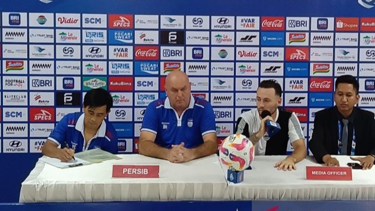 Persib Bandung semakin mantap memimpin klasemen Liga 1 2024-2025 setelah kemenangan atas PSIS Semarang, unggul 9 poin dari Dewa United di posisi kedua.