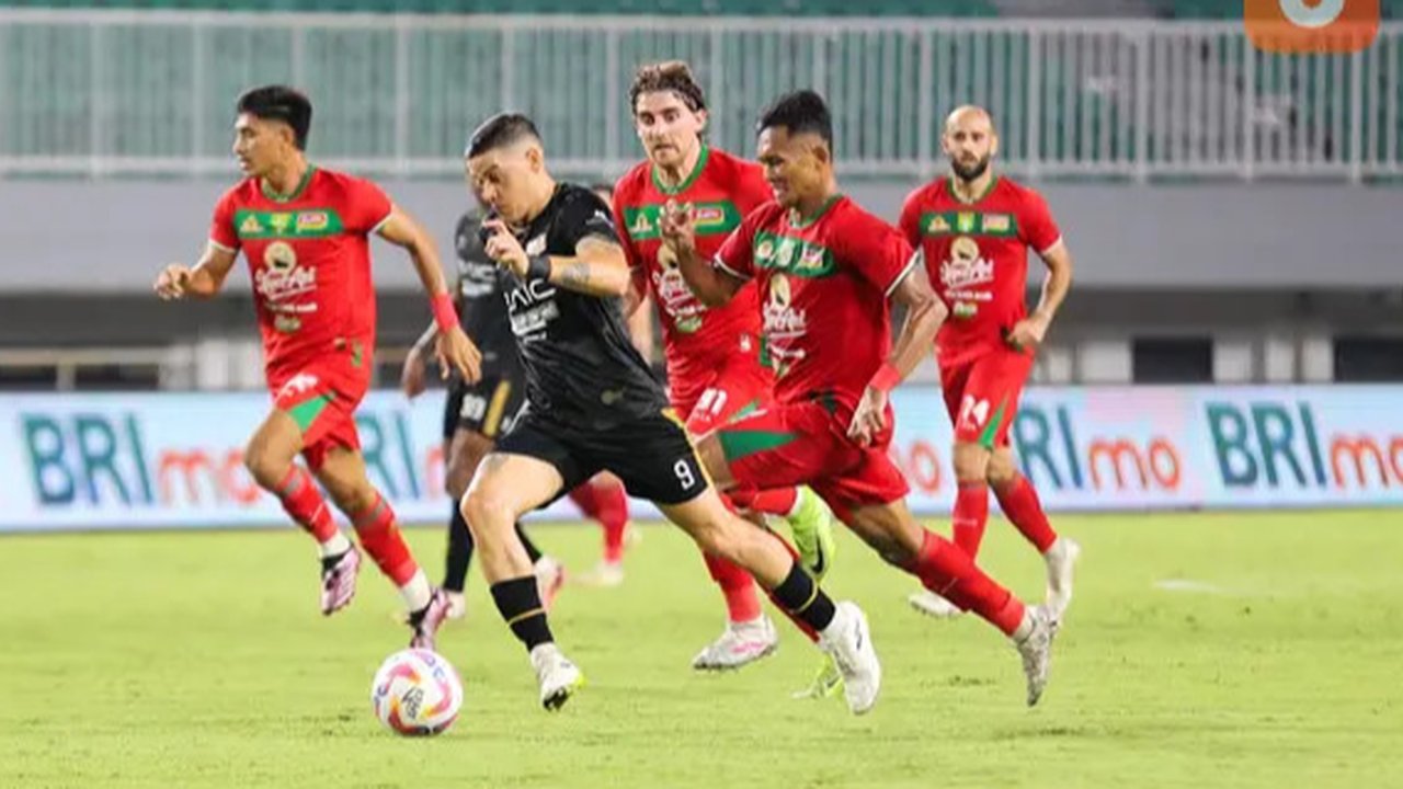 Pemain Dewa United, Alex Martins (kiri) dijaga ketat oleh pemain Persebaya Surabaya, Riswan Lauhin dalam pertandingan Dewa United melawan Persebaya Surabaya pada pekan ke-24 BRI Liga 1 di Sta