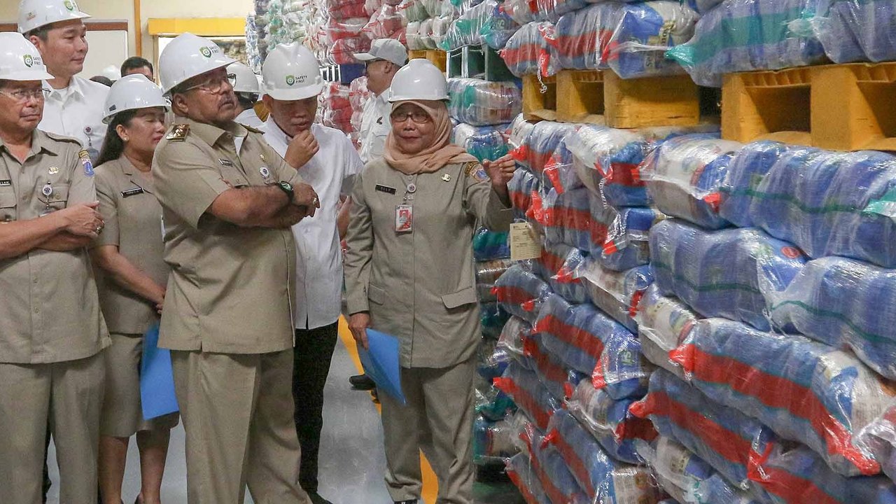 Wakil Gubernur DKI Jakarta Rano Karno saat meninjau Gudang RPC Food Station Tjipinang Jaya, Jakarta Timur, Sabtu (22/02/2025).