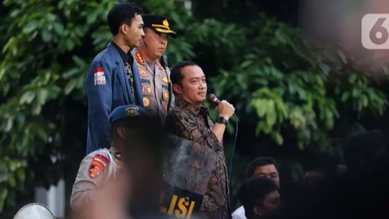 Ekspresi Mensesneg Prasetyo Hadi sempat berbeda ketika menemui dan berbicara langsung dengan pengunjuk rasa dari atas mobil. (Liputan6.com/Helmi Fithriansyah)
