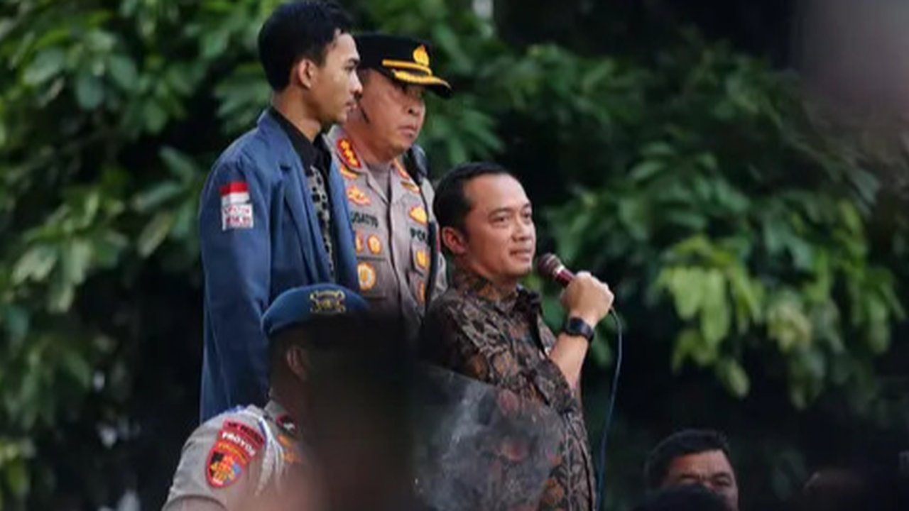 Ekspresi Mensesneg Prasetyo Hadi sempat berbeda ketika menemui dan berbicara langsung dengan pengunjuk rasa dari atas mobil. (Liputan6.com/Helmi Fithriansyah)