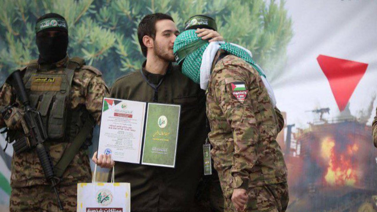 tawanan tentara israel cium kening pejuang hamas