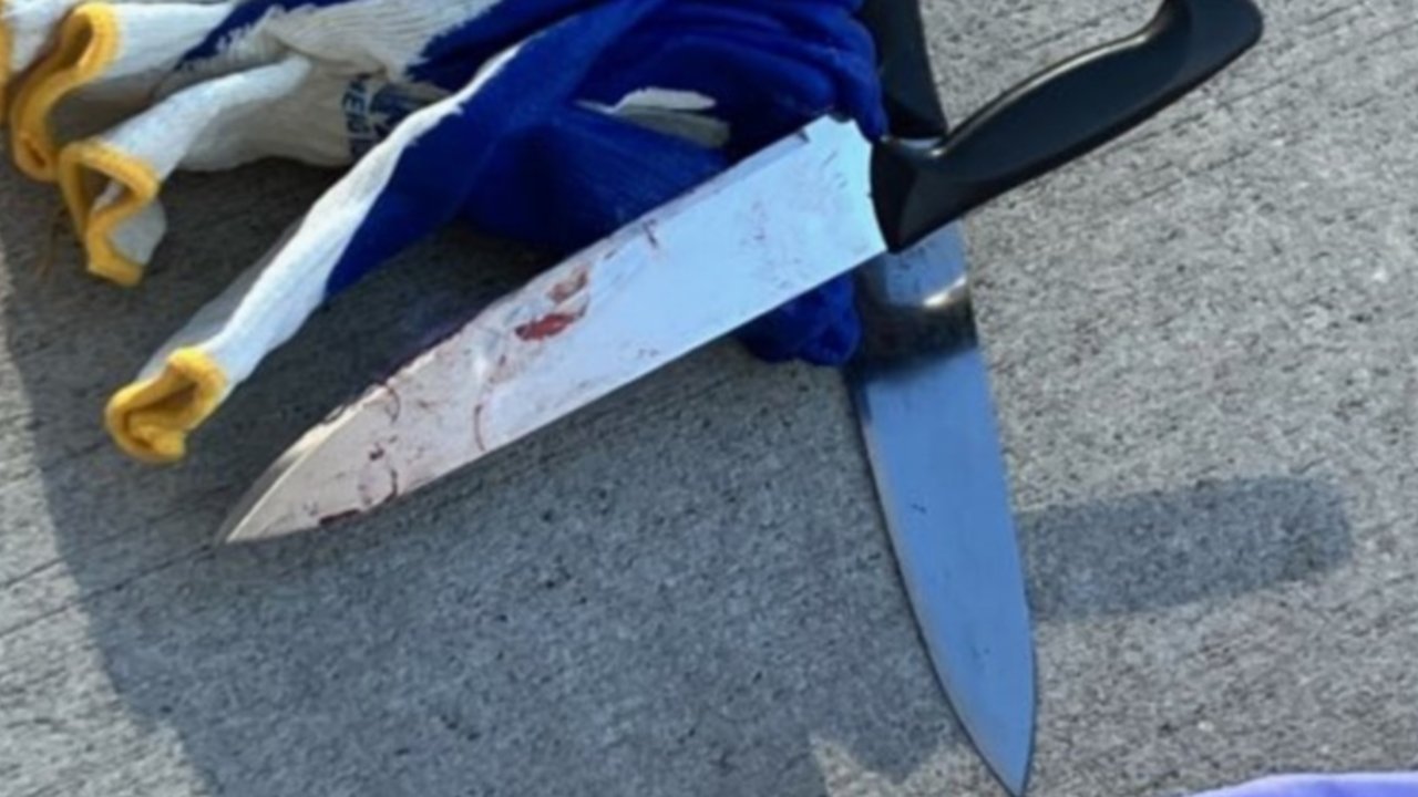 Seorang pria melakukan serangkaian penikaman di Manhattan, New York, Senin (18/11) pagi, menewaskan dua orang dan melukai seorang lainnya hingga kritis tanpa mengatakan apa pun kepada korban-korbannya, kata petugas.
Pelaku yang berusia 51 tahun ditahan polisi setelah ditemukan dengan bercak...