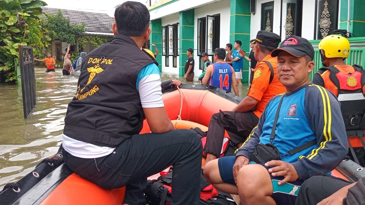 Kemensos Salurkan Bantuan Korban Banjir Bandar Lampung