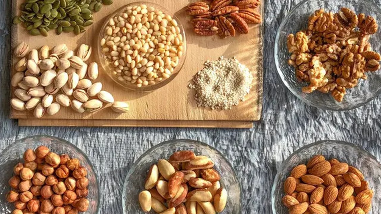 Terdapat berbagai jenis kacang-kacangan yang mampu membantu dalam menurunkan kolesterol jahat. (Foto: Unsplash/Pavel Kalenik)