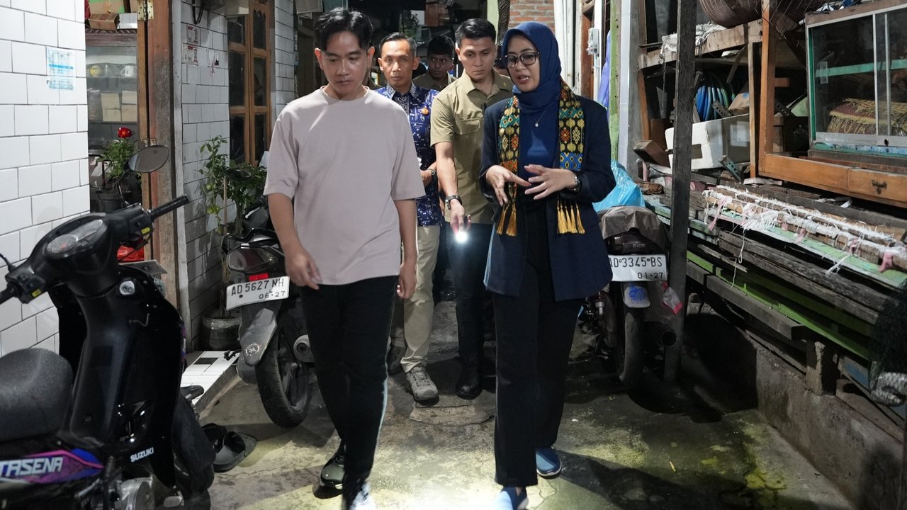 Momen Gibran Berkaos Malam-Malam Blusukan Perkampungan di Surakarta, Dikerubungi Warga saat Susuri Gang Sempit