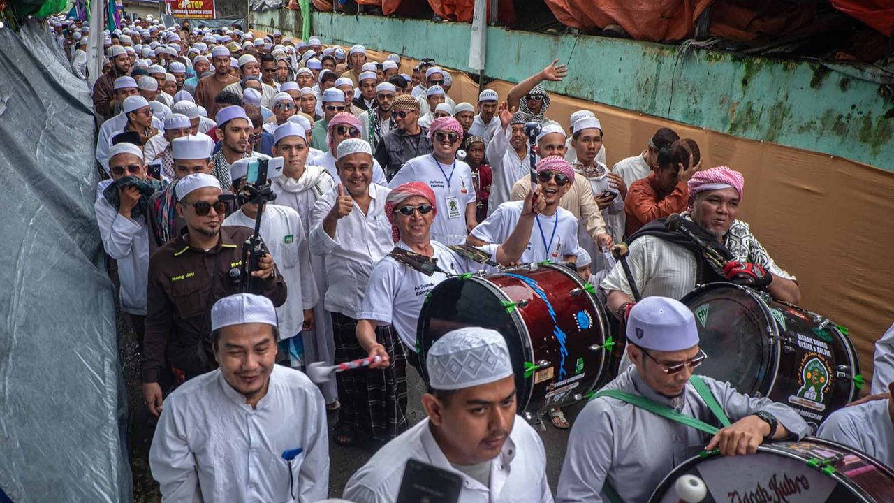 Umat Islam mengikuti prosesi 