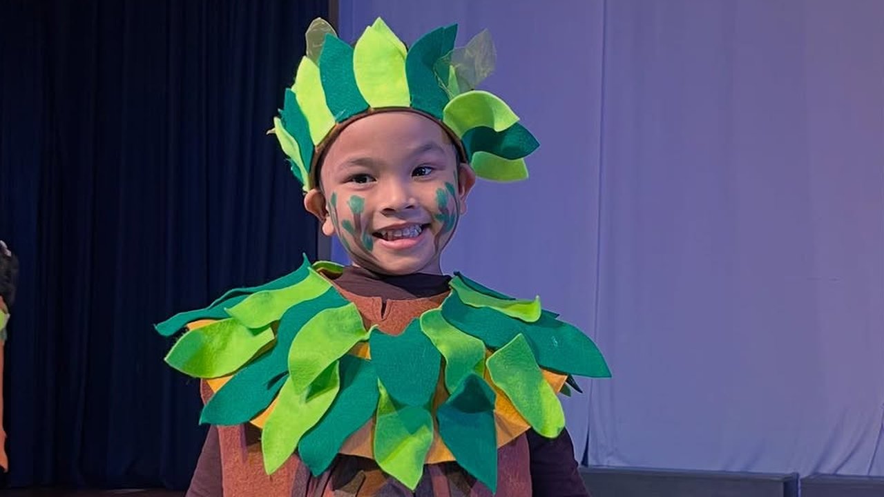 Jadi Pohon, 7 Potret Gala Sky Pentas di Sekolah Pertama Kali, Bikin Bangga Oma dan Opa