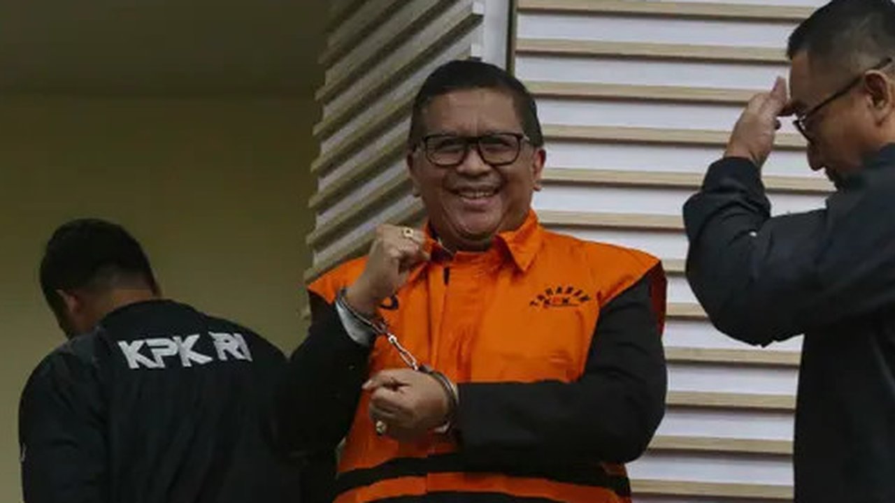 Hasto Kristiyanto disangkakan mengatur dan mengendalikan serta melobi komisioner KPU Wahyu Setiawan agar dapat menetapkan Harun Masiku sebagai calon anggota DPR RI terpilih dari Dapil Sumsel