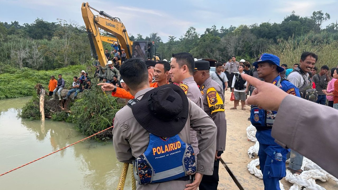 11 Masih Hilang, Sopir yang Terjun ke Sungai Terjebak dalam Truk