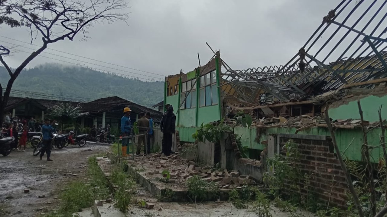 Gedung MTs Negeri di Garut Ambruk, Kegiatan Belajar Ratusan Siswa Terancam Terganggu