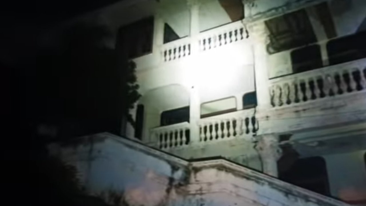 Bak Istana, Rumah Miliarder Tiga Lantai Terbengkalai