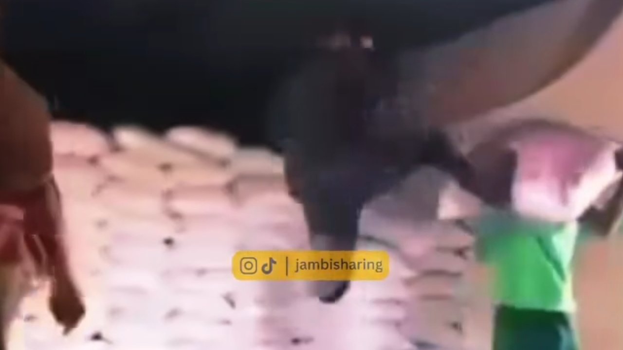 Penjaga Gudang Tendang Kuli Saat Angkat Karung