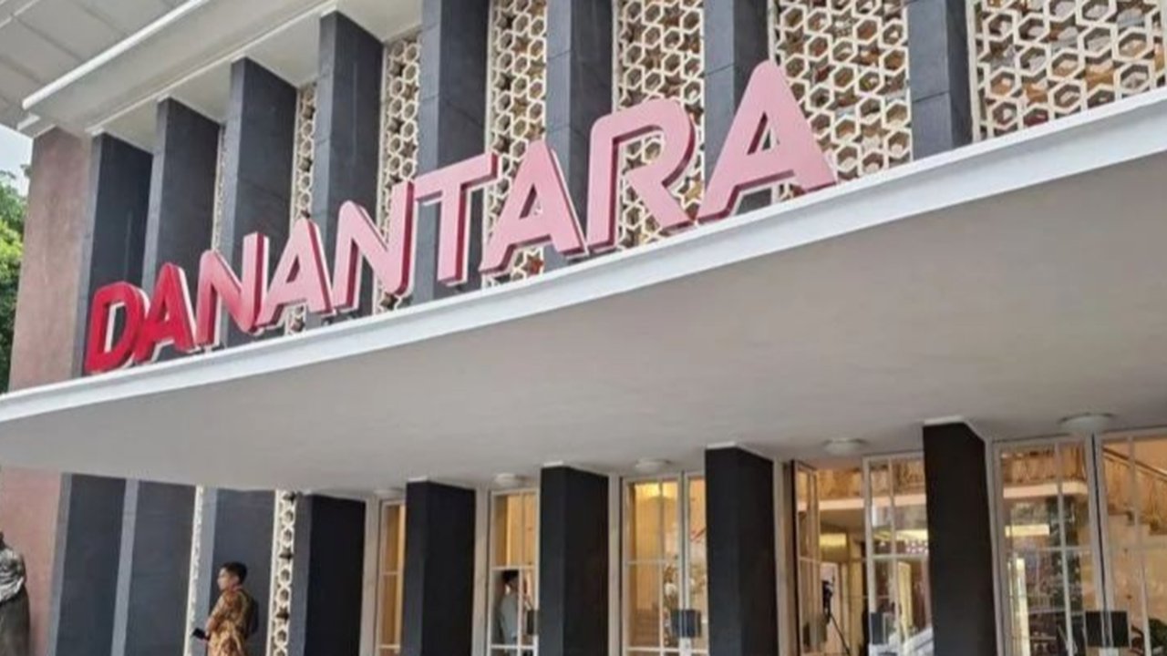 Menteri ESDM Bahlil Lahadalia mengusulkan agar sebagian dana Danantara digunakan untuk membiayai hilirisasi di Indonesia demi meningkatkan nilai tambah dan kedaulatan ekonomi.