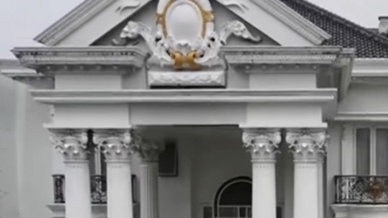 Nggak Kalah dari Rumah Artis Sultan, Ini Potret Rumah Mewah Milik 11 Sosialita Tersohor di Indonesia