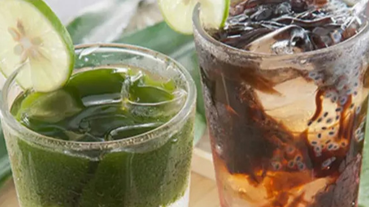 Sama-sama bisa segarkan dan maniskan hari, antara es cendol dan cincau, mana yang kamu suka? (Via: resephariini.com)