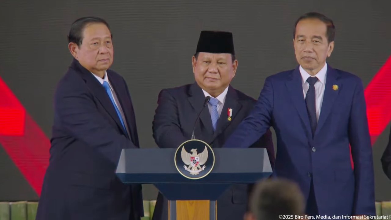 Tiga mantan Presiden Indonesia, Jokowi, SBY, dan Prabowo, tiba bersama menggunakan mobil buggy dalam acara peluncuran Badan Pengelola Investasi Dana Anagata Nusantara (BPI Danantara) di Istana Kepresidenan Jakarta.