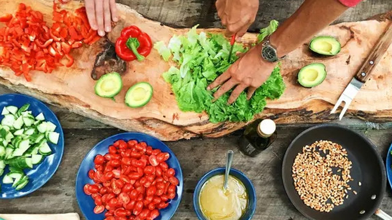 tips sahur untuk penderita asam lambung Ilustrasi dibuat AI