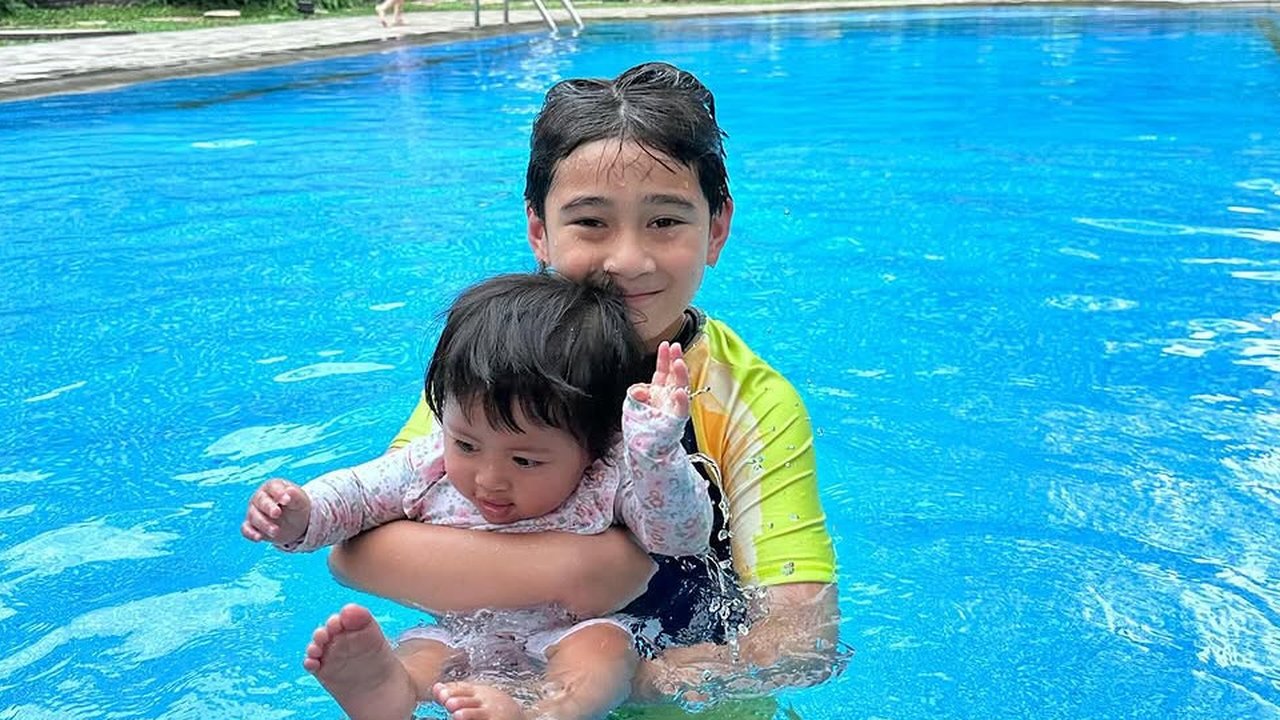 Potret Gemas Rafathar Ajak Lily Berenang, Jadi Kakak yang Sabar dan Jagain Banget Adiknya