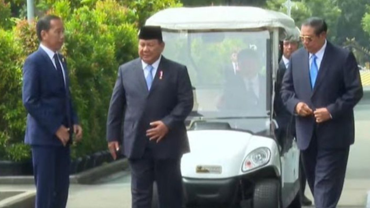 Tiga mantan Presiden Indonesia, Jokowi, SBY, dan Prabowo, tiba bersama menggunakan mobil buggy dalam acara peluncuran Badan Pengelola Investasi Dana Anagata Nusantara (BPI Danantara) di Istana Kepresidenan Jakarta.