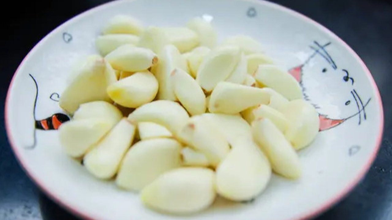 Ilustrasi bawang putih. (dok. Unsplash.com/Anshu A @anshu18)