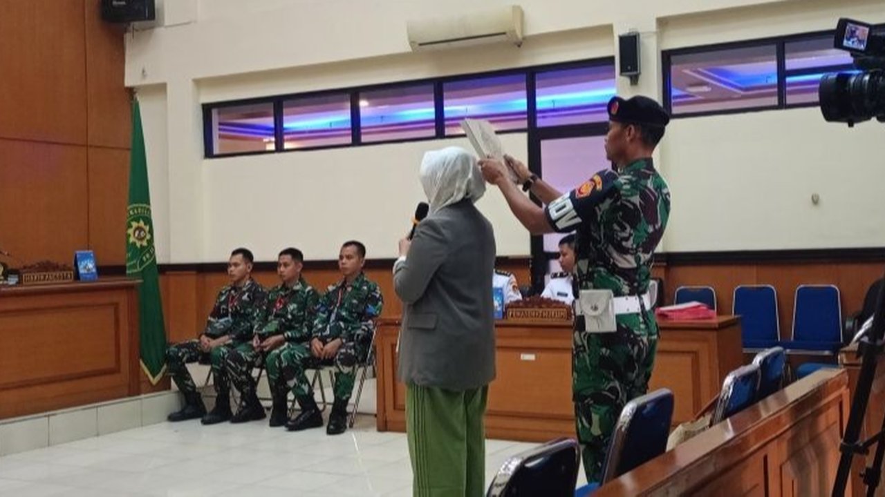 Pemilik rental mobil, Ilyas Abdurrahman, meninggal dunia akibat luka tembak yang menembus jantung dan hati; tiga oknum TNI AL didakwa terlibat.