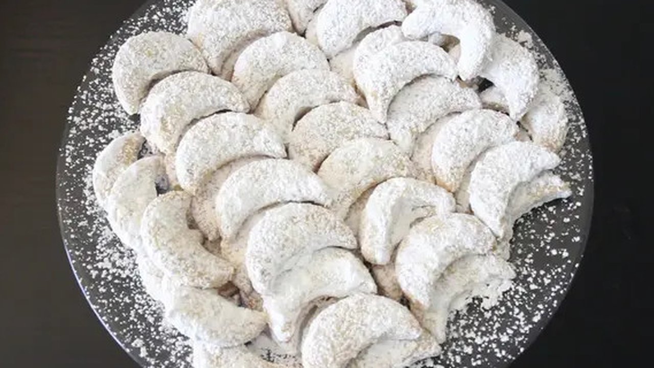 Sepiring kue putri salju. (Liputan6.com/IG/yummy.idn)