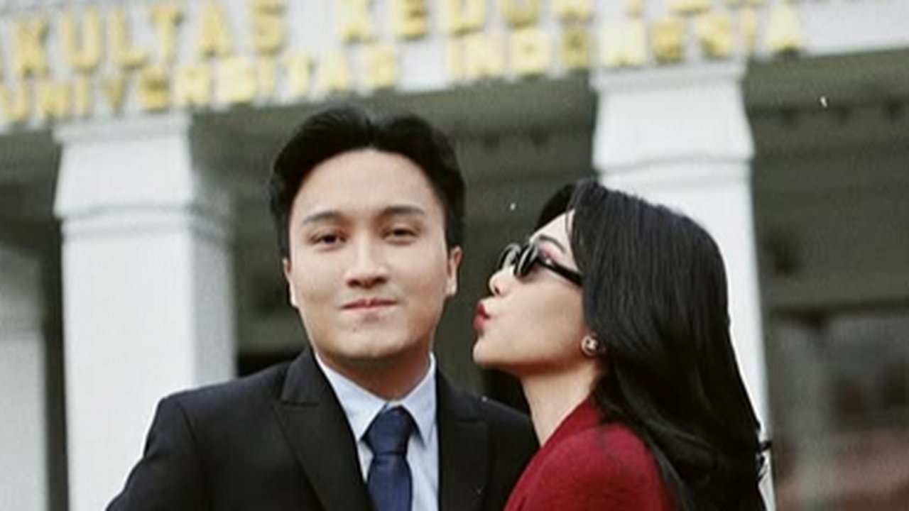 Selamat! Potret Rayhan Maditra Suami Isyana Sarasvati Raih Gelar Spesialis Kedokteran Jiwa dari Universitas Indonesia