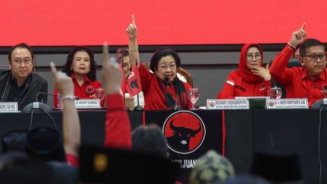 Sikap Megawati yang menarik kepala daerah PDIP dari retret di Akmil menunjukkan upaya PDI Perjuangan untuk mempertahankan pengaruh politiknya di tengah konstelasi kekuasaan pasca-pelantikan Presiden Prabowo.