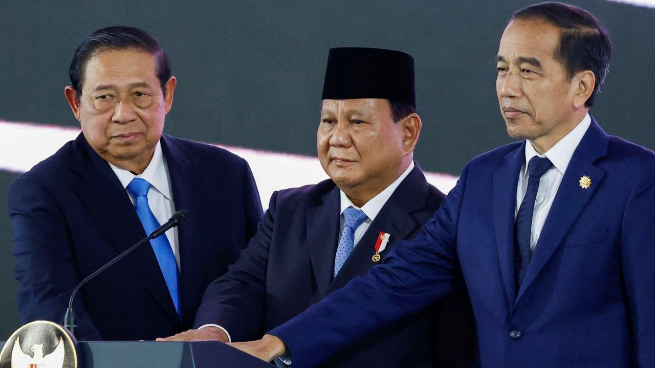 Presiden Prabowo Subianto diapit Presiden ke-6 RI Susilo Bambang Yudhoyono dan Presiden ke-7 RI Joko Widodo atau Jokowi menghadiri peluncuran Dana Anagata Nusantara atau Danantara di Istana Merdeka, Jakarta, pada 24 Februari 2025.