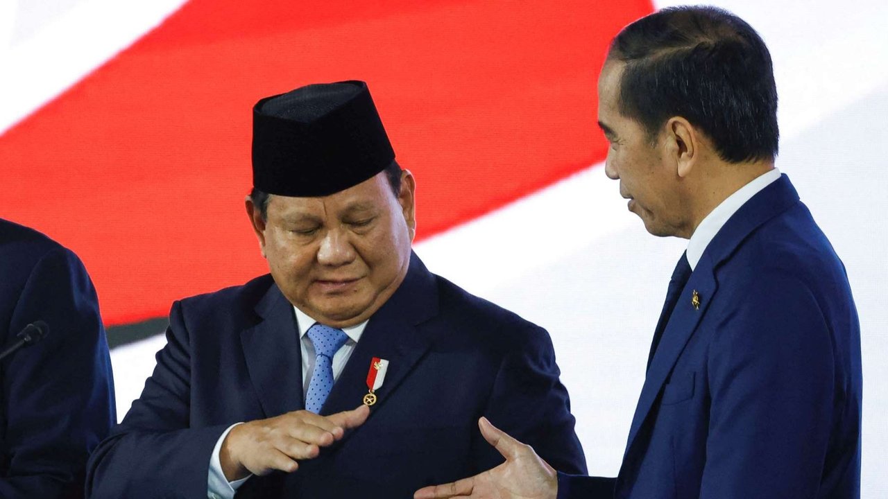 Presiden Prabowo Subianto diapit Presiden ke-6 RI Susilo Bambang Yudhoyono dan Presiden ke-7 RI Joko Widodo atau Jokowi menghadiri peluncuran Dana Anagata Nusantara atau Danantara di Istana Merdeka, Jakarta, pada 24 Februari 2025.