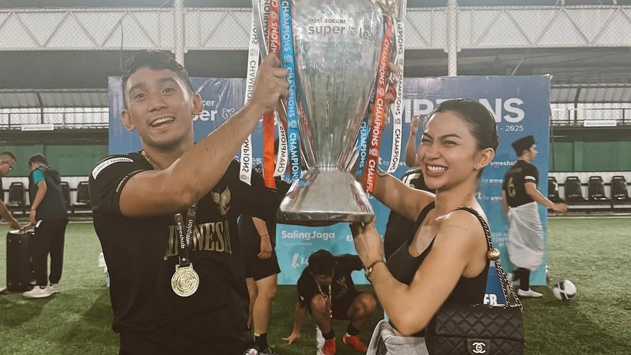 Potret Ariel Tatum Ikut Angkat Piala Kemenangan Daffa Wardhana saat Tanding Bola: Congratulations champpp