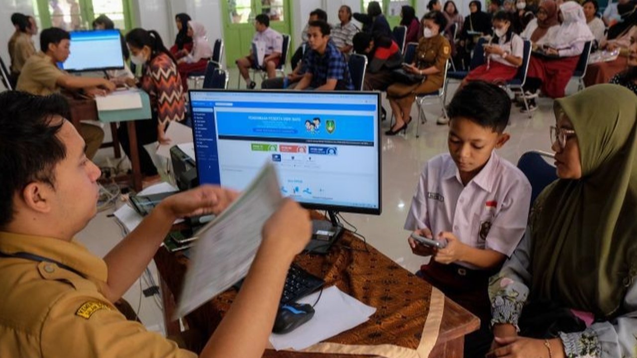 Wakil Ketua Komisi X DPR optimis Sistem Penerimaan Murid Baru (SPMB) akan diterapkan secara nasional pada tahun 2025 setelah melalui rapat finalisasi dan sosialisasi menyeluruh.