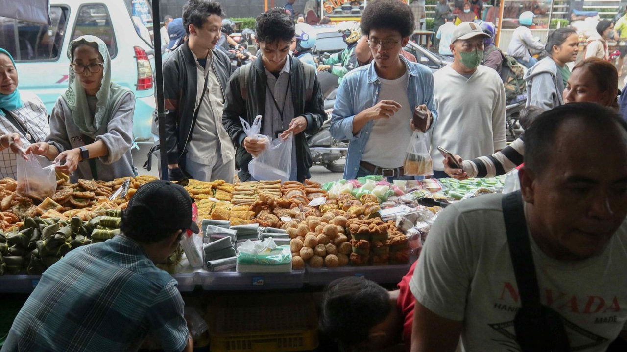 Pedagang melayani pembeli makanan di Pasar Takjil Bendungan Hilir, Jakarta, Rabu (13/3/2024). Pasar Takjil Bendungan Hilir (Benhil), Jakarta Pusat, masih menjadi