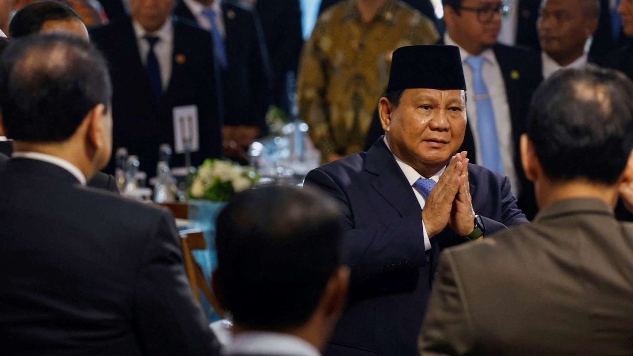Presiden Prabowo Subianto diapit Presiden ke-6 RI Susilo Bambang Yudhoyono dan Presiden ke-7 RI Joko Widodo atau Jokowi menghadiri peluncuran Dana Anagata Nusantara atau Danantara di Istana Merdeka, Jakarta, pada 24 Februari 2025.