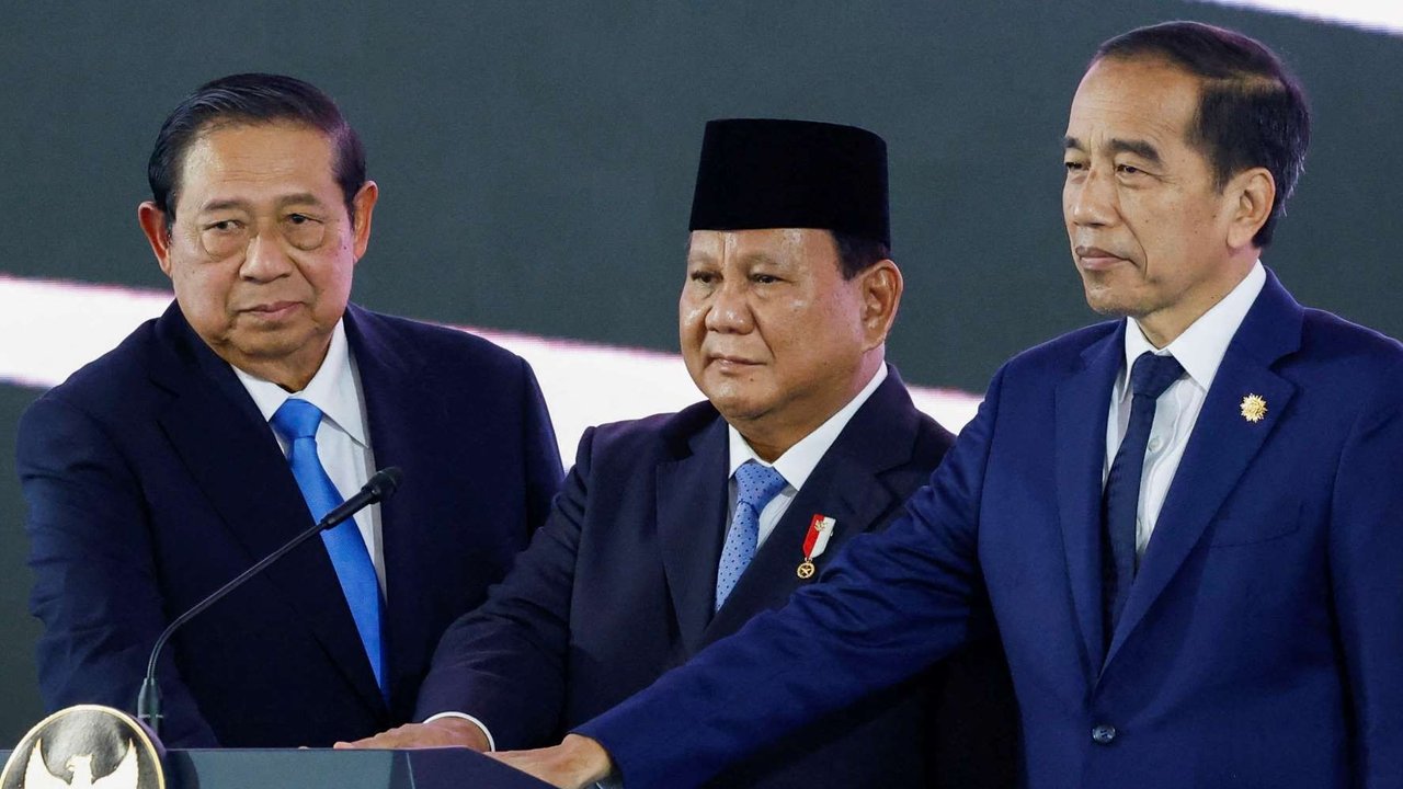 Presiden Prabowo Subianto diapit Presiden ke-6 RI Susilo Bambang Yudhoyono dan Presiden ke-7 RI Joko Widodo atau Jokowi menghadiri peluncuran Dana Anagata Nusantara atau Danantara di Istana Merdeka, Jakarta, pada 24 Februari 2025.