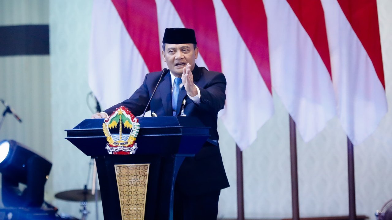 VIDEO: Kocak Gaya Pidato Gubernur Jateng Ahmad Luthfi Miringkan Peci: Saya Statusnya Duda