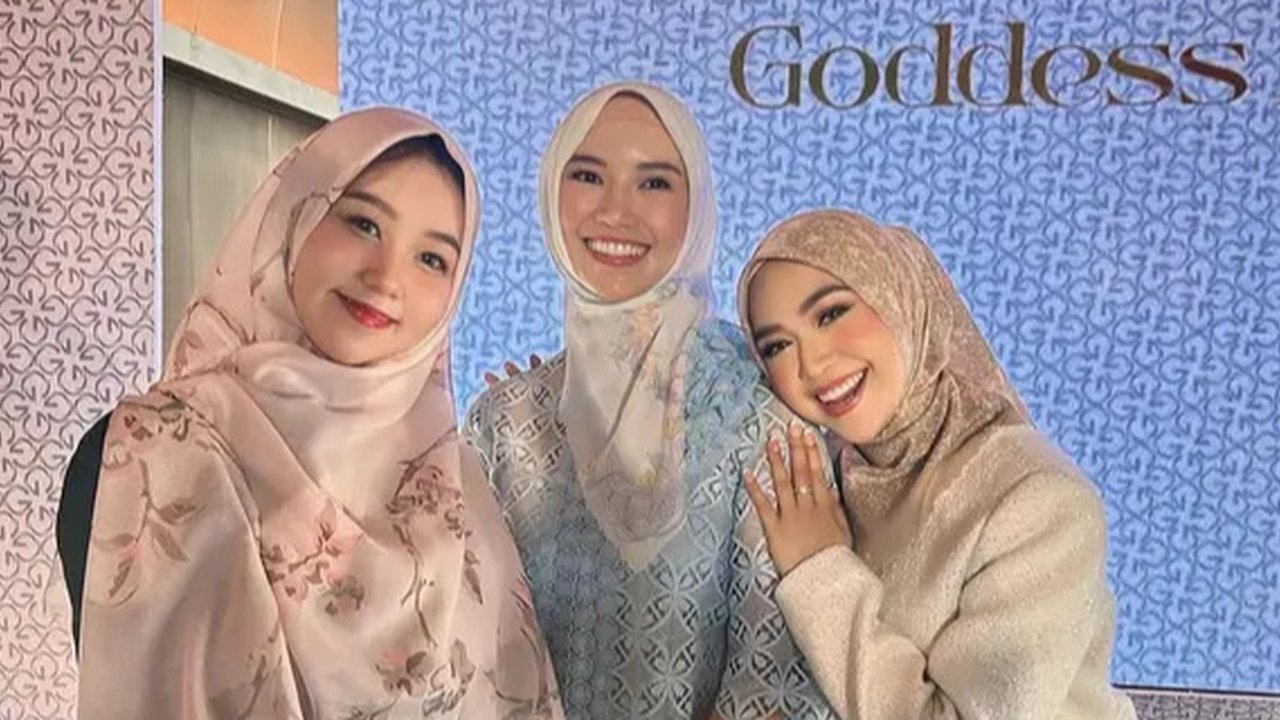Potret Reni Effendi Istri dr Richard Lee Belajar Hijab (Sumber: Instagram/renieffendi24)
