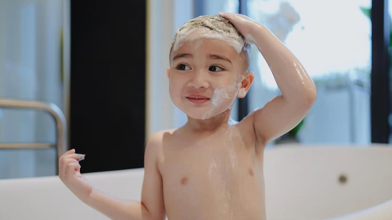 Potret Rayyanza Mandi di Bathtub Saat Liburan, Netizen Heboh: Masih Kecil Tapi Gantengnya Kelewatan