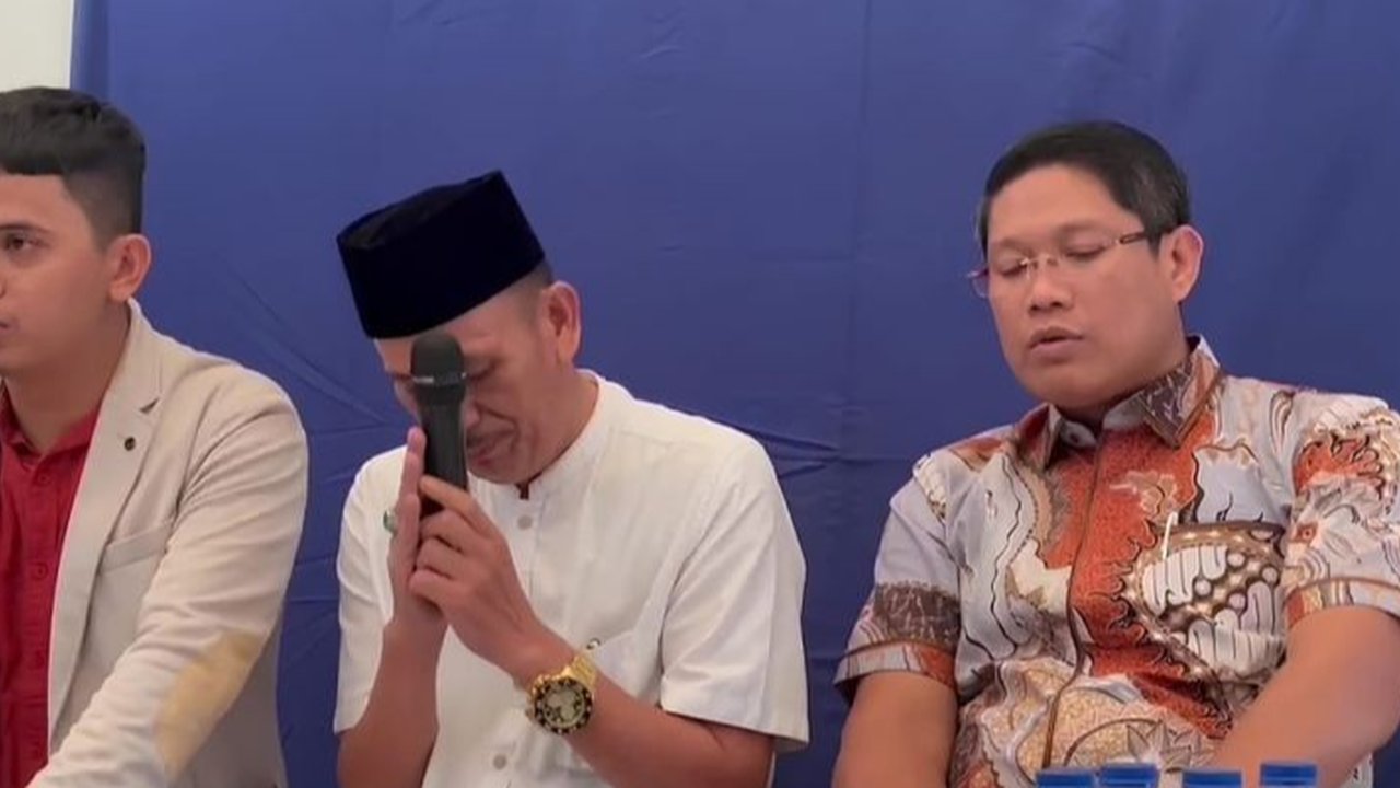 Kepala Desa Kohod, Arsin, menjalani pemeriksaan di Bareskrim Polri sebagai tersangka kasus dugaan pemalsuan sertifikat tanah di Desa Kohod, Tangerang, yang melibatkan ratusan sertifikat.